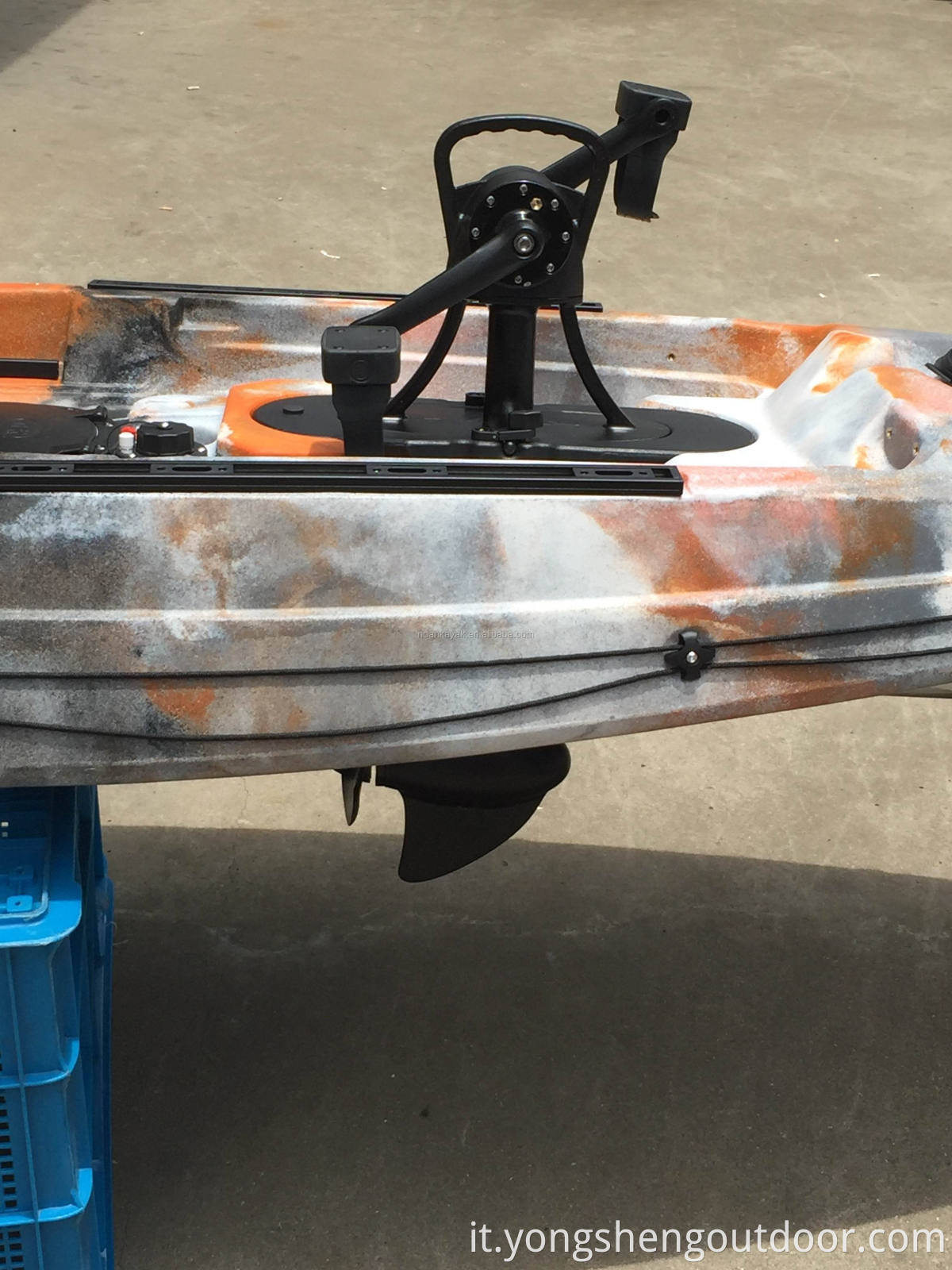 Kayak da pesca singolo da 3,6 metri seduto sul motore elettrico superiore e kayak a pedale